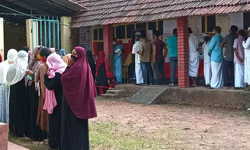 കൈപ്പത്തിക്ക് കുത്തിയ വോട്ട് താമരക്ക്; കമ്പളക്കാട്ട് വോട്ടെടുപ്പ് പുനരാരംഭിച്ചു കൈപ്പത്തിക്ക് കുത്തിയ വോട്ട് താമരക്ക്; കമ്പളക്കാട്ട് വോട്ടെടുപ്പ് പുനരാരംഭിച്ചു