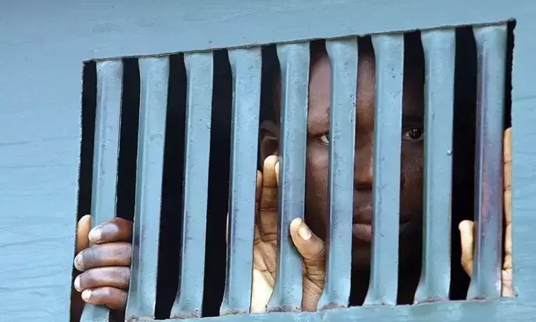 ഗ്രനേഡുകളും ​തോക്കുകളും ബോംബുകളുമായി സായുധ സംഘം വളഞ്ഞു; ജയിൽ ചാടിയത്​​ 1,800 തടവുകാർ