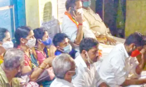 കെ. സുരേന്ദ്രൻ മഞ്ചേശ്വരത്തെ ബൂത്തിൽ കുത്തിയിരുന്നു; ആറിനുശേഷം വോട്ടുചെയ്യാൻ അനുവദിച്ചില്ലെന്ന്