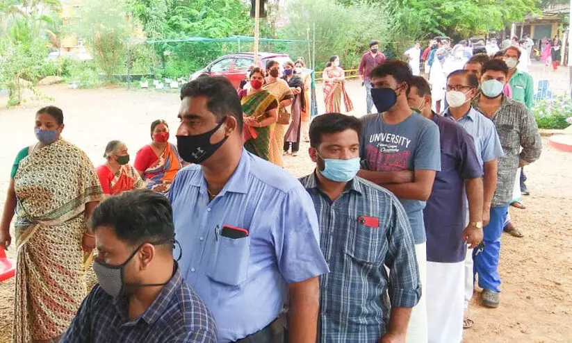 അയ്യന്തോൾ നിർമല സ്കൂളിൽ വോട്ട് ചെയ്യാനെത്തിയവർ ... ഏഷ്യൻ ചാമ്പ്യൻസ് ലീഗ്: ബയോബബ്ൾ ഒരുക്കുന്നത് വി.പി.എസ് അയ്യന്തോൾ നിർമല സ്കൂളിൽ വോട്ട് ചെയ്യാനെത്തിയവർ ... ഏഷ്യൻ ചാമ്പ്യൻസ് ലീഗ്: ബയോബബ്ൾ ഒരുക്കുന്നത് വി.പി.എസ്