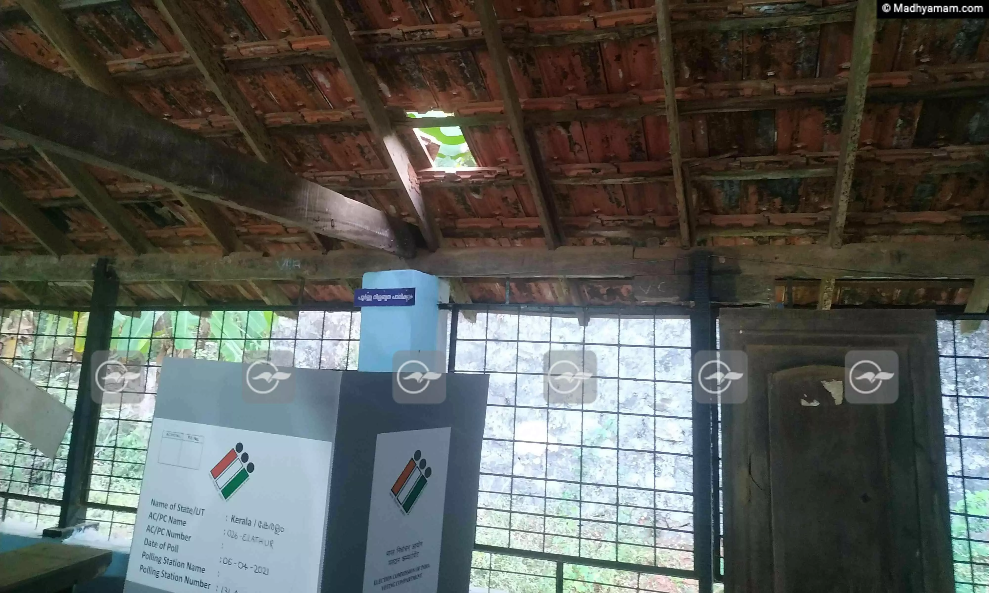 ബൂത്തിൽ വെളിച്ചമില്ല; മേൽക്കൂരയിലെ ഓടിളക്കി വോട്ടെടുപ്പ്