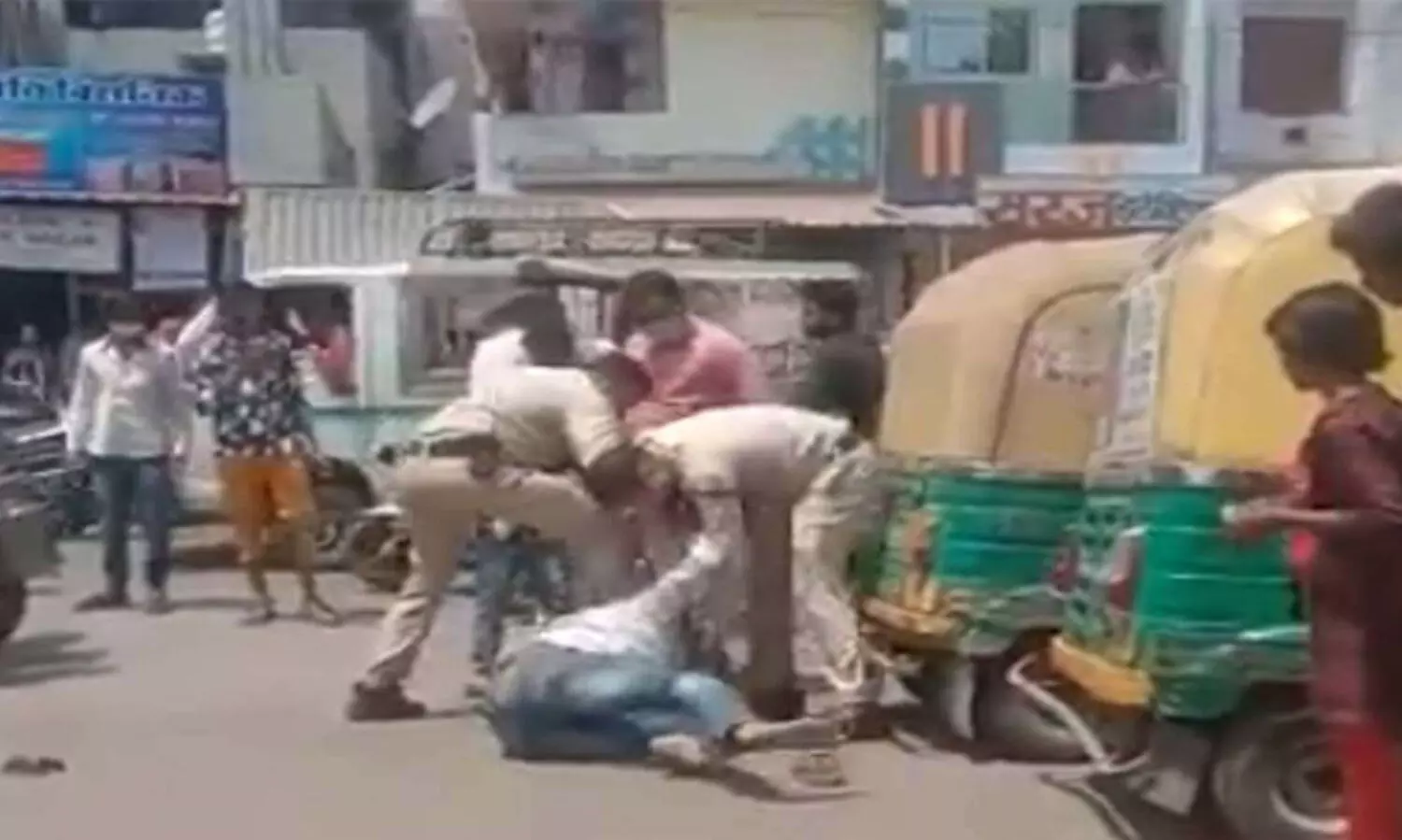 മാസ്‌ക് ധരിക്കാതെ ഓ​ട്ടോറിക്ഷയുമായിറങ്ങിയ ഡ്രൈവർക്ക്​ പൊലീസിന്‍റെ ക്രൂര മർദ്ദനം -വിഡിയോ