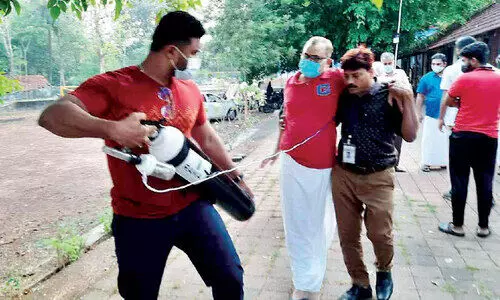 ഓ​ക്സി​ജ​ൻ സി​ലി​ണ്ട​റു​മാ​യി മു​ൻ പ്ര​വാ​സി വോ​ട്ട് ചെ​യ്യാ​നെ​ത്തി