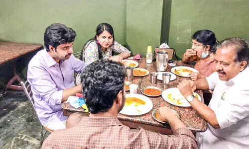 ചെന്നിത്തലയുടെ വോട്ട് ഭക്ഷണം ഇക്കുറിയും ചെല്ലപ്പൻ പിള്ളയുടെ കടയിൽ ചെന്നിത്തലയുടെ വോട്ട് ഭക്ഷണം ഇക്കുറിയും ചെല്ലപ്പൻ പിള്ളയുടെ കടയിൽ