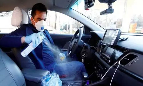 കാറും െപാതുസ്ഥലം; ഒറ്റക്കാണെങ്കിലും മാസ്ക് ധരിക്കൽ നിർബന്ധമെന്ന് ഹൈക്കോടതി കാറും െപാതുസ്ഥലം; ഒറ്റക്കാണെങ്കിലും മാസ്ക് ധരിക്കൽ നിർബന്ധമെന്ന് ഹൈക്കോടതി