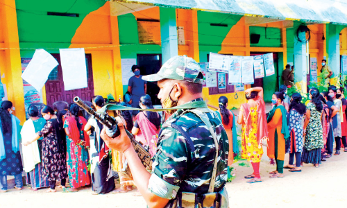 നഗരം മടിച്ചു, മലയോരം കുതിച്ചു, ഉച്ചസ്ഥായിയിൽ തീരപ്രദേശം നഗരം മടിച്ചു, മലയോരം കുതിച്ചു, ഉച്ചസ്ഥായിയിൽ തീരപ്രദേശം