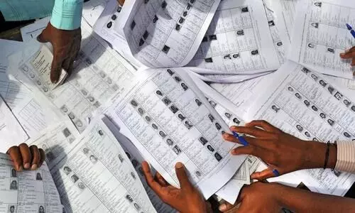 പോ​സ്​​റ്റ​ൽ വോ​ട്ട്​ ചെ​യ്​​തെ​ന്ന്​ ഉ​ദ്യോ​ഗ​സ്ഥ​ർ, ഇ​ല്ലെ​ന്ന്​ വോ​ട്ട​ർ​മാ​ർ