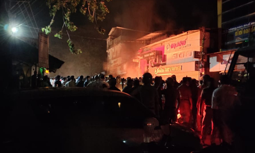 മൻസൂർ വധം: പെരിങ്ങത്തൂരിൽ സി.പി.എം ഓഫിസുകൾ​ തകർത്തു;​ സാധന സാമഗ്രികൾ കത്തിച്ചു