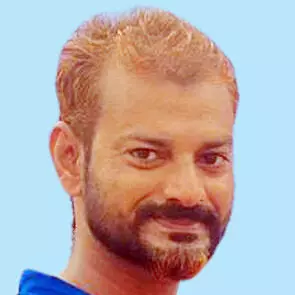 ഫു​ട്ബാ​ൾ ക​ളി​ച്ചു​കൊ​ണ്ടി​രി​ക്കെ കു​ഴ​ഞ്ഞു​വീ​ണ്​ മ​രി​ച്ചു