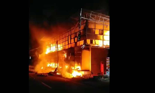 മൂന്ന്​ ദിവസം മുമ്പ്​ ഉദ്​ഘാടനം ചെയ്​ത തുണിക്കട കത്തിച്ചു; ഒരു കോടിയുടെ നഷ്​ടം, കത്തിക്കുന്ന സി.സി.ടി.വി ദൃശ്യങ്ങൾ പുറത്ത്​-Video