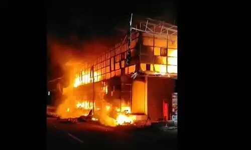 മൂന്ന്​ ദിവസം മുമ്പ്​ ഉദ്​ഘാടനം ചെയ്​ത തുണിക്കട കത്തിച്ചു; ഒരു കോടിയുടെ നഷ്​ടം, കത്തിക്കുന്ന സി.സി.ടി.വി ദൃശ്യങ്ങൾ പുറത്ത്​-Video