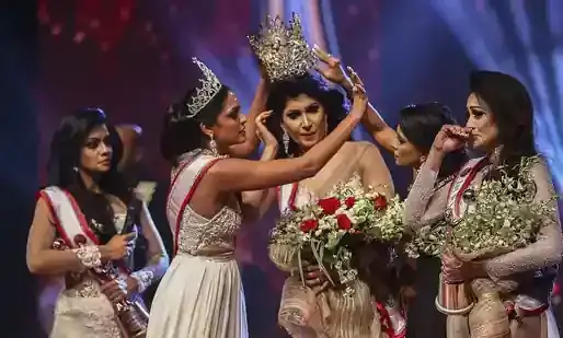 ആദ്യം കിരീടധാരണം; പിന്നാലെ ബലമായി എടുത്തുമാറ്റൽ; മിസ്​ ശ്രീലങ്ക മത്സരത്തിനിടെ കൂട്ടത്തല്ല്​