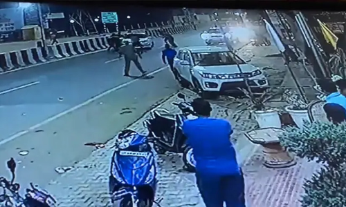 കാറിന്​ നേരെ വെടിയുതിർത്ത്​ യു.പി പൊലീസ്​ വധിക്കാൻ ശ്രമി​ച്ചെന്ന്​ ബി.ജെ.പി നേതാവ്​; സിസിടിവി ദൃശ്യങ്ങൾ പുറത്ത്​​