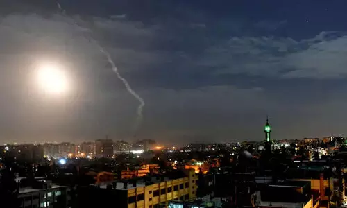 സി​റി​യ​യി​ൽ ഇ​സ്രാ​യേ​ൽ മി​സൈ​ൽ ആ​ക്ര​മ​ണം