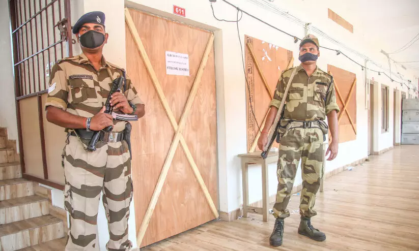 ഇനി മനക്കണക്കിൽ; പോളിങ്ങിലെ നേരിയ കുറവിൽ ആശങ്ക ഇനി മനക്കണക്കിൽ; പോളിങ്ങിലെ നേരിയ കുറവിൽ ആശങ്ക