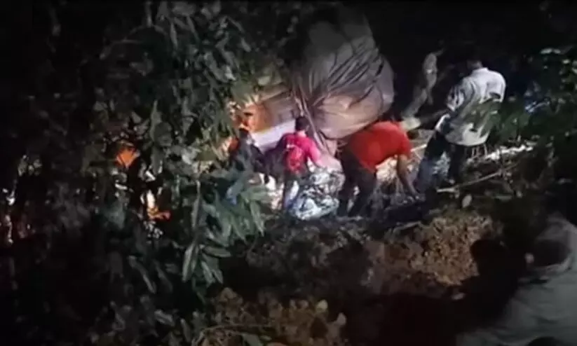 നാടുകാണി ചുരത്തിൽ 40 അടി താഴ്ചയിലേക്ക് ലോറി മറിഞ്ഞ് അപകടം