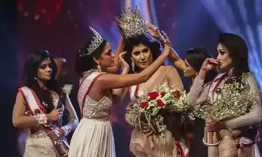 ആദ്യം കിരീടധാരണം; പിന്നാലെ ബലമായി എടുത്തുമാറ്റൽ; മിസ് ശ്രീലങ്ക മത്സരത്തിനിടെ കൂട്ടത്തല്ല് ആദ്യം കിരീടധാരണം; പിന്നാലെ ബലമായി എടുത്തുമാറ്റൽ; മിസ് ശ്രീലങ്ക മത്സരത്തിനിടെ കൂട്ടത്തല്ല്