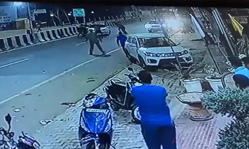 കാറിന് നേരെ വെടിയുതിർത്ത് യു.പി പൊലീസ് വധിക്കാൻ ശ്രമിച്ചെന്ന് ബി.ജെ.പി നേതാവ്; സിസിടിവി ദൃശ്യങ്ങൾ പുറത്ത് കാറിന് നേരെ വെടിയുതിർത്ത് യു.പി പൊലീസ് വധിക്കാൻ ശ്രമിച്ചെന്ന് ബി.ജെ.പി നേതാവ്; സിസിടിവി ദൃശ്യങ്ങൾ പുറത്ത്