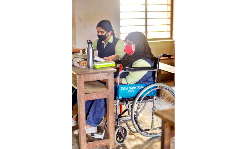 ര​ണ്ട്​ അ​പൂ​ർ​വ്വ രോ​ഗം; വേ​ദ​ന​യി​ലും   ത​ള​രാ​തെ ഷാ​ഹി​ന പ​രീ​ക്ഷ​ക്ക്​