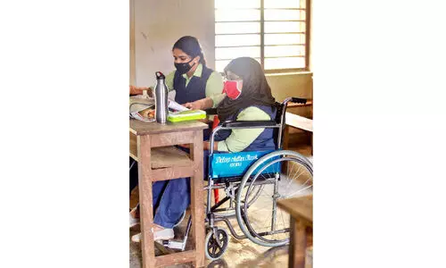 ര​ണ്ട്​ അ​പൂ​ർ​വ്വ രോ​ഗം; വേ​ദ​ന​യി​ലും   ത​ള​രാ​തെ ഷാ​ഹി​ന പ​രീ​ക്ഷ​ക്ക്​