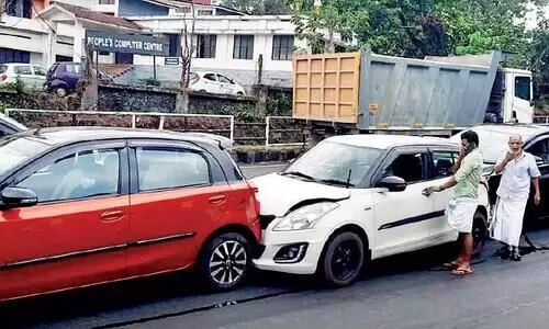 ദേ​ശീ​യ​പാ​ത​യി​ൽ വാ​ഹ​ന​ങ്ങ​ളു​ടെ കൂ​ട്ട​യി​ടി