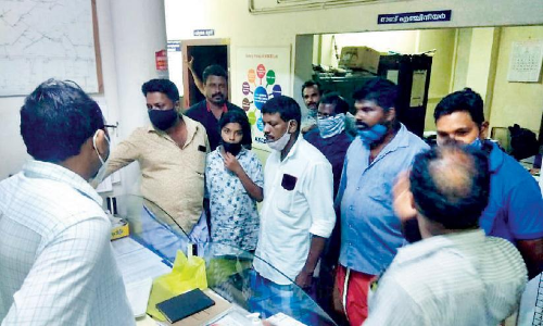 പ​രീ​ക്ഷാ കാ​ല​ത്തും പ​വ​ർ ക​ട്ട്:ര​ക്ഷി​താ​ക്ക​ൾ പ്ര​തി​ഷേ​ധ​വു​മാ​യി  കെ.​എ​സ്.​ഇ.​ബി​യി​ൽ