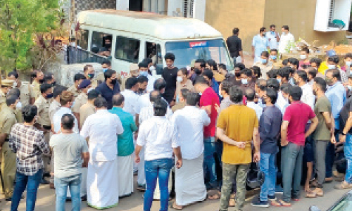 മു​സ്​​ലിം യൂ​ത്ത് ലീ​ഗ് പ്രവർത്തകർ പൊ​ലീ​സ് സ്​​റ്റേ​ഷ​ൻ ഉ​പ​രോ​ധി​ച്ചു