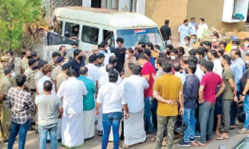 മു​സ്​​ലിം യൂ​ത്ത് ലീ​ഗ് പ്രവർത്തകർ പൊ​ലീ​സ് സ്​​റ്റേ​ഷ​ൻ ഉ​പ​രോ​ധി​ച്ചു