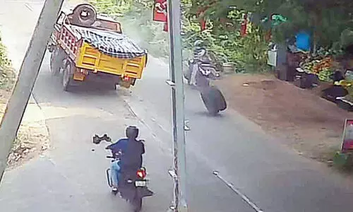 ഓ​ടു​ന്ന​തി​നി​ടെ ലോ​റി​യു​ടെ ച​ക്രം ഊ​രി​ത്തെ​റി​ച്ചു