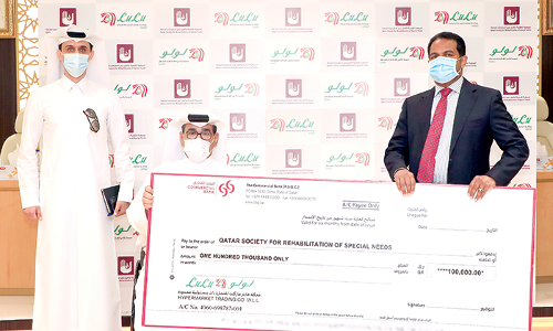 റീ​ഹാ​ബി​ലി​റ്റേ​ഷ​ൻ സൊ​സൈ​റ്റി​ക്ക്​ സാ​മ്പ​ത്തി​ക   സ​ഹാ​യ​വു​മാ​യി ലു​ലു