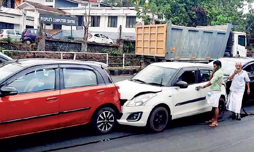 ദേശീയപാതയിൽ വാഹനങ്ങളുടെ കൂട്ടയിടി ദേശീയപാതയിൽ വാഹനങ്ങളുടെ കൂട്ടയിടി