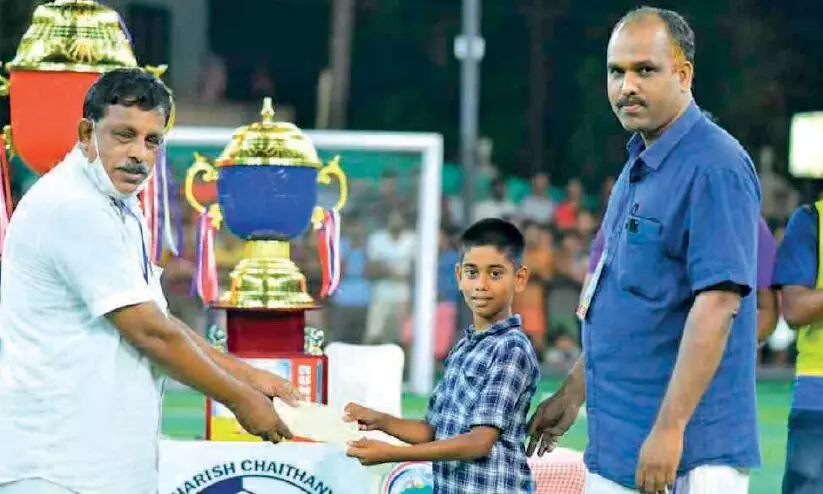 കടല വിറ്റു കിട്ടിയ പണം വൃക്കരോഗിക്ക് നൽകി ഫഹദ് താരമായി കടല വിറ്റു കിട്ടിയ പണം വൃക്കരോഗിക്ക് നൽകി ഫഹദ് താരമായി