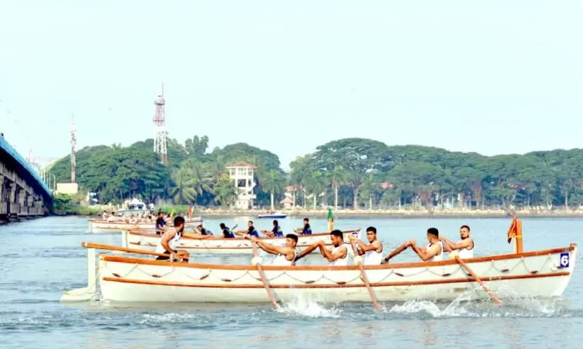 കൊച്ചി കായലിൽ നേവിയുടെ വള്ളംകളി കൊച്ചി കായലിൽ നേവിയുടെ വള്ളംകളി