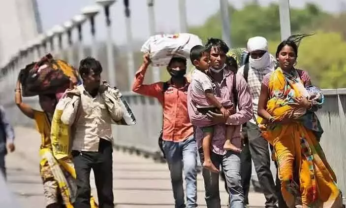 ലോക്​ഡൗൺ ഭീതിയുയർത്തി കോവിഡ്​ രണ്ടാം തരംഗം; മുൾമുനയിൽ കുടിയേറ്റ തൊഴിലാളികളുടെ കൂട്ട പലായനം വീണ്ടും