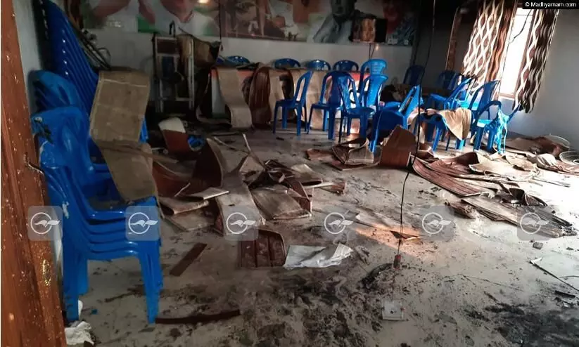 ബാലുശേരിയിൽ യു.ഡി.എഫ്​ കമ്മിറ്റി ഓഫീസിന്​ തീയിട്ടു; ലീഗ്​​ പ്രവർത്തകന്‍റെ വീടിന്​ നേരെ കല്ലേറ്​