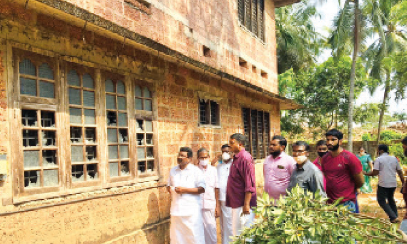 കോൺഗ്രസ് ബൂത്ത് പ്രസിഡൻറിെൻറ വീടിനുനേരെ ആക്രമണം കോൺഗ്രസ് ബൂത്ത് പ്രസിഡൻറിെൻറ വീടിനുനേരെ ആക്രമണം