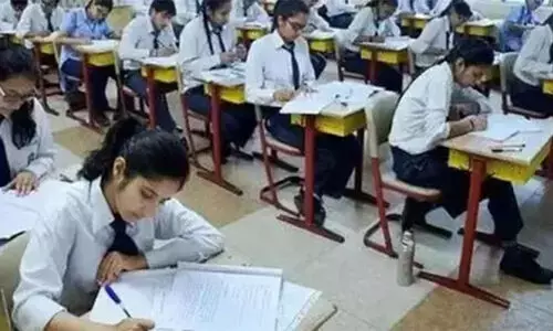 പ്ല​സ്​ ടു ​പ​രീ​ക്ഷ​ക്ക്​ തു​ട​ക്കം; എളുപ്പമായി​രു​ന്നെ​ന്ന്​ വി​ദ്യാ​ർ​ഥി​ക​ൾ