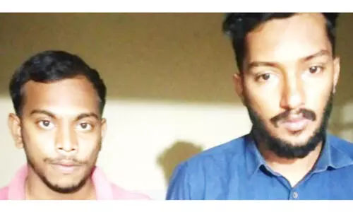 ലോറിയില് ഒളിപ്പിച്ചുകടത്തിയ 20 ലക്ഷവുമായി യുവാക്കൾ പിടിയിൽ ലോറിയില് ഒളിപ്പിച്ചുകടത്തിയ 20 ലക്ഷവുമായി യുവാക്കൾ പിടിയിൽ