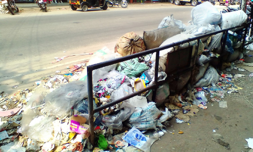 അഞ്ചൽ ടൗ​ണി​ൽ മാ​ലി​ന്യ​ക്കൂ​ന​ക​ൾ; ന​ട​പ​ടി​യെ​ടു​ക്കാ​തെ പ​ഞ്ചാ​യ​ത്ത്