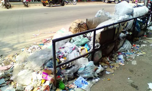 അഞ്ചൽ ടൗ​ണി​ൽ മാ​ലി​ന്യ​ക്കൂ​ന​ക​ൾ; ന​ട​പ​ടി​യെ​ടു​ക്കാ​തെ പ​ഞ്ചാ​യ​ത്ത്