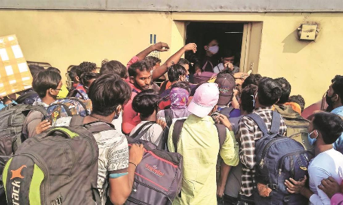 കോവിഡ്​ പലായനം; സ്​പെഷൽ ട്രെയിനുകൾ ആരംഭിച്ച്​ റെയിൽവേ