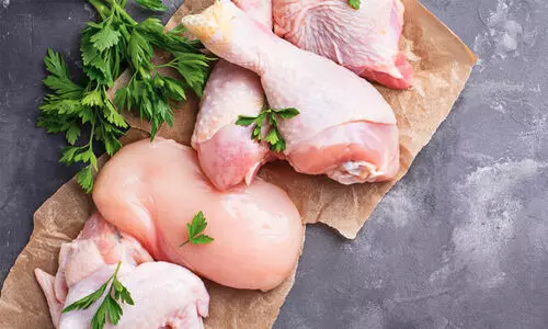 കോഴി ഇറച്ചി വില 220 കടന്നു; വിഷു, നോമ്പ്​ കാലത്തെ വില വർധനവിനെതിരെ പ്രതിഷേധം