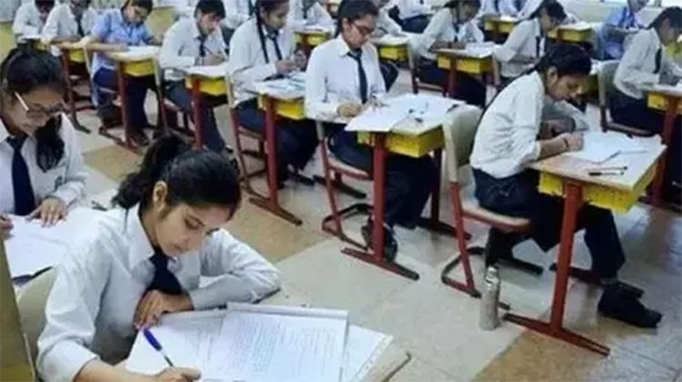 പ്ലസ് ടു പരീക്ഷക്ക് തുടക്കം; എളുപ്പമായിരുന്നെന്ന് വിദ്യാർഥികൾ പ്ലസ് ടു പരീക്ഷക്ക് തുടക്കം; എളുപ്പമായിരുന്നെന്ന് വിദ്യാർഥികൾ