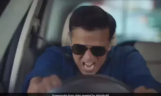 കട്ടക്കലിപ്പിൽ നടുറോഡിൽ കാറിന്‍റെ മിറർ തല്ലിത്തകർത്ത് ദ്രാവിഡ്​; വിഡിയോ പങ്കുവെച്ച്​ കോഹ്​ലി