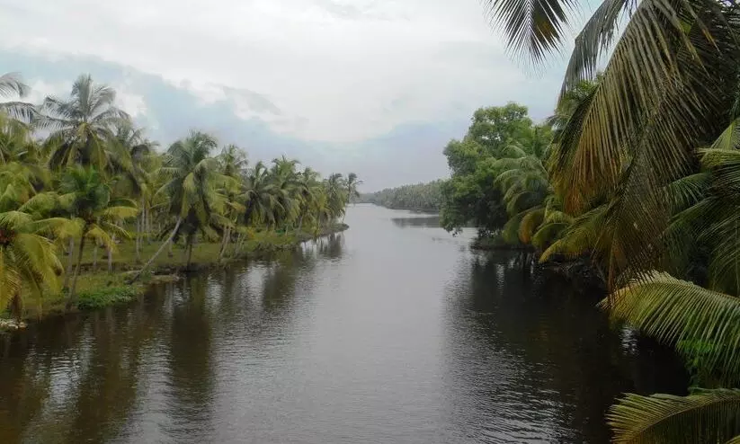 ക​നോ​ലി ക​നാ​ലി​ൽ​നി​ന്ന് ഉ​പ്പു​വെ​ള്ളം ക​യ​റി;  കു​ടി​വെ​ള്ള സ്രോ​ത​സ്സ്​ ഉ​പ​യോ​ഗ​ശൂ​ന്യ​മാ​യി