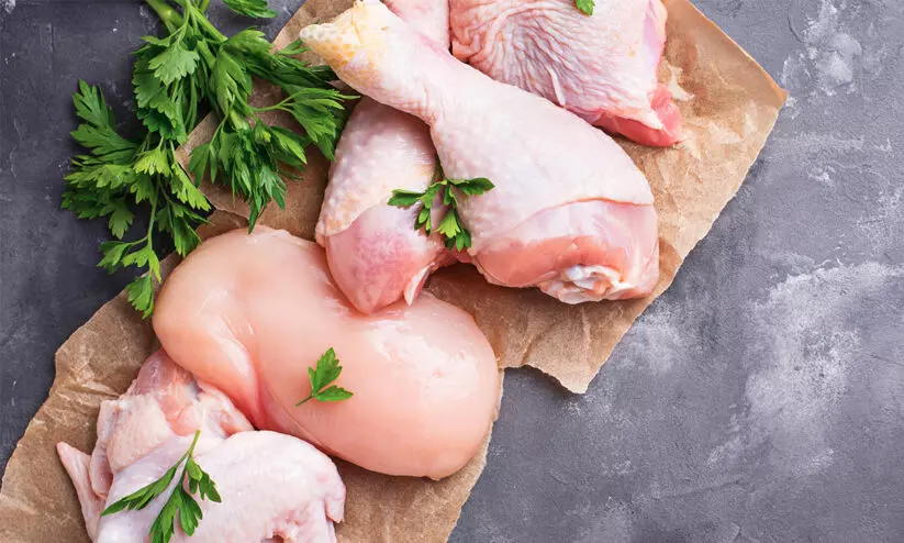 കോഴി ഇറച്ചി വില 220 കടന്നു; വിഷു, നോമ്പ് കാലത്തെ വില വർധനവിനെതിരെ പ്രതിഷേധം കോഴി ഇറച്ചി വില 220 കടന്നു; വിഷു, നോമ്പ് കാലത്തെ വില വർധനവിനെതിരെ പ്രതിഷേധം