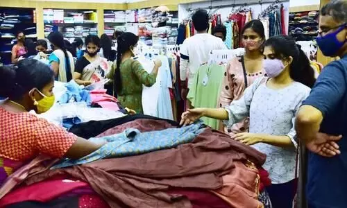 വി​ഷു​വും റ​മ​ദാ​നും പ്ര​തീ​ക്ഷ​യോ​ടെ വി​പണി