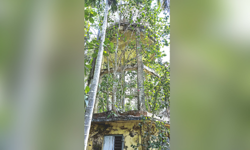 കൂറ്റൻ വാട്ടർ ടാങ്ക് ജീർണാവസ്ഥയിൽ; പ്രദേശവാസികൾ ഭീതിയിൽ