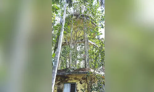 കൂറ്റൻ വാട്ടർ ടാങ്ക് ജീർണാവസ്ഥയിൽ; പ്രദേശവാസികൾ ഭീതിയിൽ