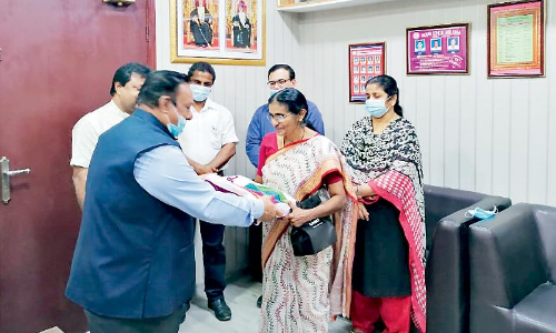 അ​ധ്യാ​പ​നത്തി​െൻറ മൂ​ന്നു പ​തി​റ്റാ​ണ്ട്​; ത്രേ​സ്യാ​മ്മ ടീ​ച്ച​ർ പ​ടി​യി​റ​ങ്ങി